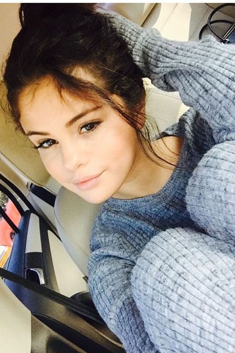 Selena Gomez takes a selfie in a car Nov. 10, 2014.   - Cosmopolitan.com Selena Gomez Body, Selena Gomez Fashion, Celebrities Without Makeup, Selena Gomez Street Style, Selena Gomez Hair, Celebs Without Makeup, Celebrity Selfies, Selena Gomez Outfits, Alex Russo