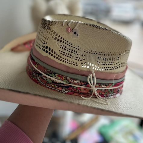 Cowboy Hats And Bandanas, Ball Cap Decorating Ideas, Hat Strap Diy, Bandana Hat Band, Custom Straw Cowboy Hats, Straw Hat Band Ideas, Decorated Straw Hats Ideas, Custom Straw Hats, Custom Felt Hats For Women