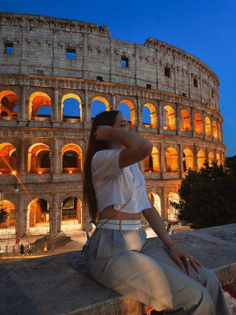 Vacation Europe Outfits, Collesium Rome Photo Ideas, Best Photo Spots In Rome, Photos In Italy Ideas, Colessium Rome, Collesium Rome Aesthetic, Colleseum Rome Picture Ideas, Colloseum Photo Ideas, Coliseum Photo Ideas