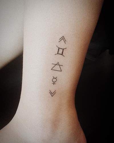 60 Best Gemini Tattoos Ideas - Hike n Dip Geometric Gemini Tattoo, Twins Tattoo, Gemini Sign Tattoo, Gemini Zodiac Tattoos, Gemini Tattoo Designs, Twin Tattoos, Horoscope Tattoos, Gemini Tattoo, Zodiac Sign Tattoos