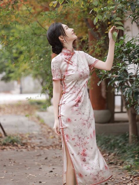 Taiwanese Traditional Dress, Cheongsam Aesthetic, Qipao Aesthetic, Cheongsam Modern Dress, Gurung Dress, East Asian Fashion, Cheongsam Wedding, Traditional Asian Dress, Qi Pao