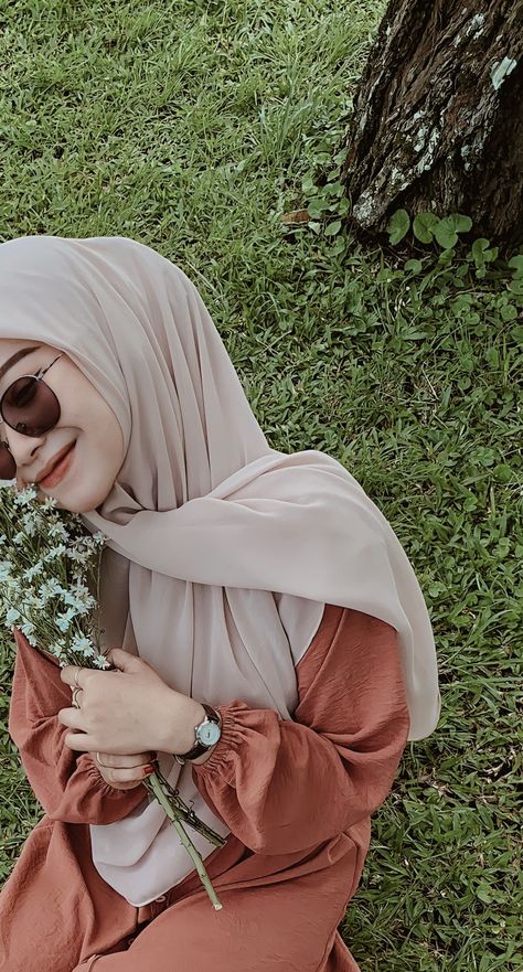 Foto Cewek Hijab Aesthetic, Hijab Aesthetic, Hijabi Aesthetic, Casual Hijab Outfit, Best Poses For Pictures, Hijab Tutorial, Hijab Outfit, Poses For Pictures, Polo Dress