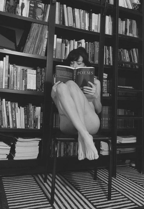 Cindy Sherman Photography, Secondhand Bookshop, Boudiour Poses, New York People, Female Gaze, Pin Up Photography, Street Photo, Librarian, Aesthetic Photo