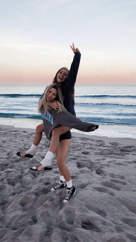 Cute Pictures To Take With Your Bestie, Two Person Pictures, Humans Being Human Aesthetic, Pictures To Take, Sisters Pics, Pictures To Take With Friends, Cute Pic Ideas, Poses For 2 People, Amazon Birthday Gifts