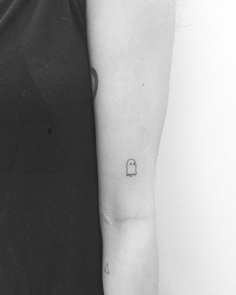 a cute little stereotypical ghost                                                                                                                                                                                 More Ephemeral Tattoo, Jonboy Tattoo, Minimalist Tattoo Meaning, Petit Tattoo, Jon Boy, Ghost Tattoo, Shape Tattoo, Muster Tattoos, Inspiration Tattoo