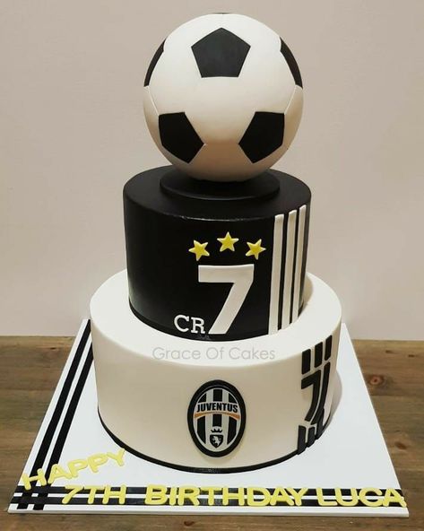 Juventus Birthday Party Ideas, Pastel Cr7, Ronaldo Cake Birthdays, Cristiano Ronaldo Cake, Juventus Cake, Ronaldo Cake, Soccer Birthday Theme, Football Cake Design, Ronaldo Birthday