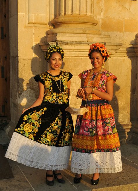 Women dressed in the style of Istmo de Tejuantepec, Oaxaca, Mexico Mexican Traditional Clothing, Mexico Traditional, Mexico People, Mexico Dress, Traditional Mexican Dress, Costumes Around The World, Outfits For Mexico, Mexican Fashion, Fiesta Outfit