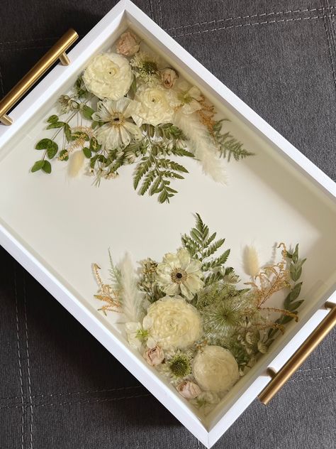 Dried Flower Resin Tray, Resin With Dried Flowers, Floral Resin Tray, Floral Resin Art, Resin Trays Ideas, Resin Tray Ideas, Diy Resin Tutorial, Resin Art Ideas, Diy Resin Gifts