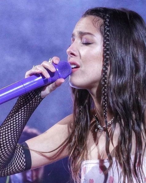 Olivia Rodrigo Short Hair, Olivia Rodrigo Braids, Olivia Rodrigo Concert Hairstyles, Olivia Rodrigo Hairstyles, Olivia Rodrigo Hair, Olivia Rodriguez, Purple Hair Bows, Sour Tour, Concert Hairstyles