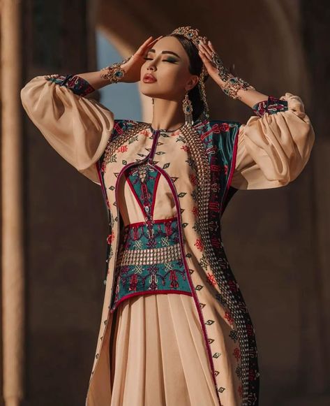 Turkish Clothing Women, Turkish Outfit Women, Turkish Fashion Traditional, Traditional Arabic Clothing, Turkmen Dress, Arabic Clothing, Turkish Clothing, Fashion Model Sketch, High Fashion Couture