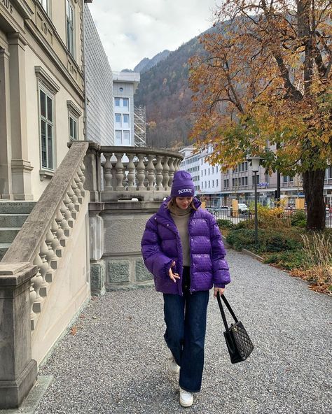 Purple Winter Outfit Aesthetic, Violet Jacket Outfit, Purple Jacket Outfit Winter, Purple Puffer Jacket Outfit, Purple Winter Outfit, Purple Jacket Outfit, Puffer Jacket Outfits, Winter Outfit Aesthetic, Winter Outfits 2024