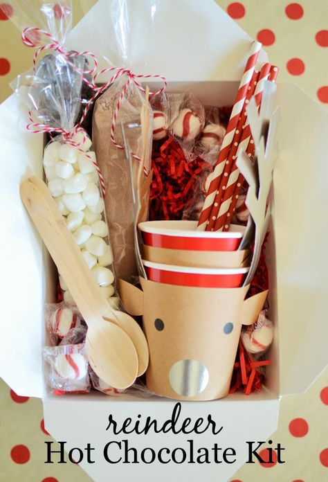 Reindeer Hot Chocolate Kit - OK, this is adorable! Great way to kick off winter and the holidays. Hot Cocoa Kit, Hot Chocolate Kit, Reindeer Hot Chocolate, Christmas Neighbor, Neighbor Christmas Gifts, Christmas Baskets, Cadeau Diy, Hot Chocolate Recipes, Christmas Gift Baskets