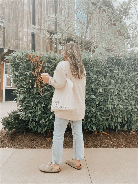 Fall Outfit With Birkenstocks, Spring Outfits Birkenstocks, Boston Birkenstock Aesthetic, Birkenstock Boston Clog Outfit Summer, Birkenclog Outfit, What Socks To Wear With Birkenstock Clogs, Outfits With Burken Stocks Clogs, Sherpa Birkenstock Outfit, Closed Toe Birkenstocks Outfits