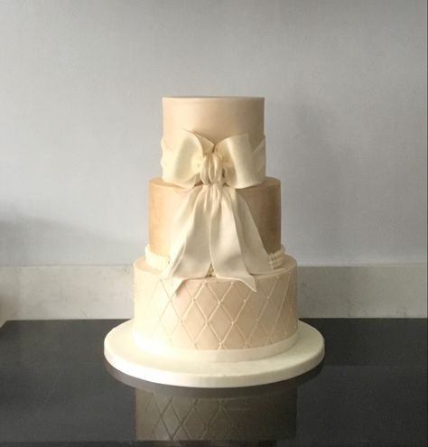 Wedding Cake With Bow, Cake With Bow, Bow Beads, Bow Cakes, Diamond Pattern, Diaper Cake, Wedding Cake, Wedding Cakes, Cake