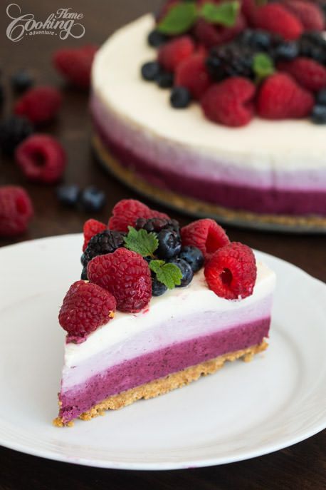 No Bake Ombre Berry Cheesecake - elegant and quite impressive with an amazing berry flavor that will definitely please your guests. An homemade berry sauce is used for coloring the layers so no artificial colors are involved. Cheesecake Art, Cookie Crust Recipe, Berry Cheesecake Recipes, Food Molds, Vanilla Wafer Crust, Vanilla Wafer, Berry Sauce, Berry Cheesecake, Salty Cake