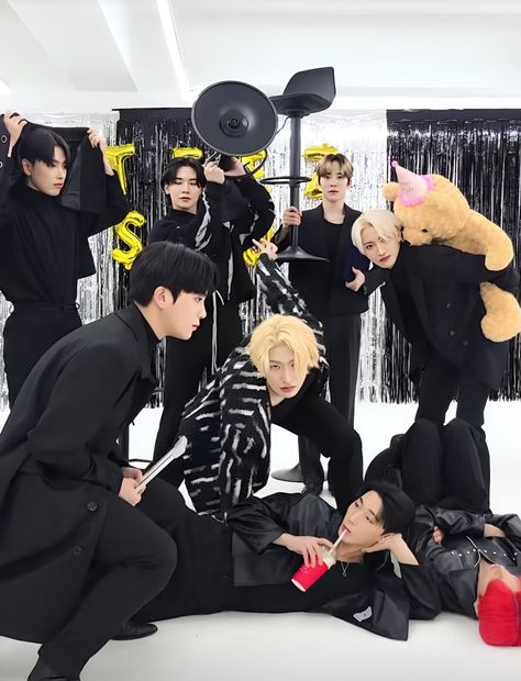 Funny Group Photos, Pirate Kids, Funny Kpop Memes, Best Kpop, Funny Wallpaper, Kpop Funny, Kpop Guys, One Team, Kpop Memes