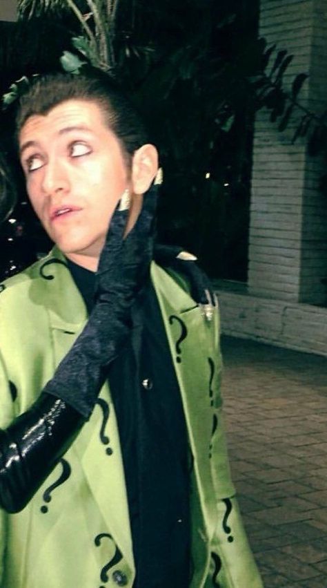 Alex With Eyeliner!!!!!! .The Arctic monkeys Alex Turner Halloween Costume, The Arctic Monkeys, Arctic Monkeys Wallpaper, Alex Arctic Monkeys, Type Of Boyfriend, The Riddler, Monkey Wallpaper, The Last Shadow Puppets, Last Shadow