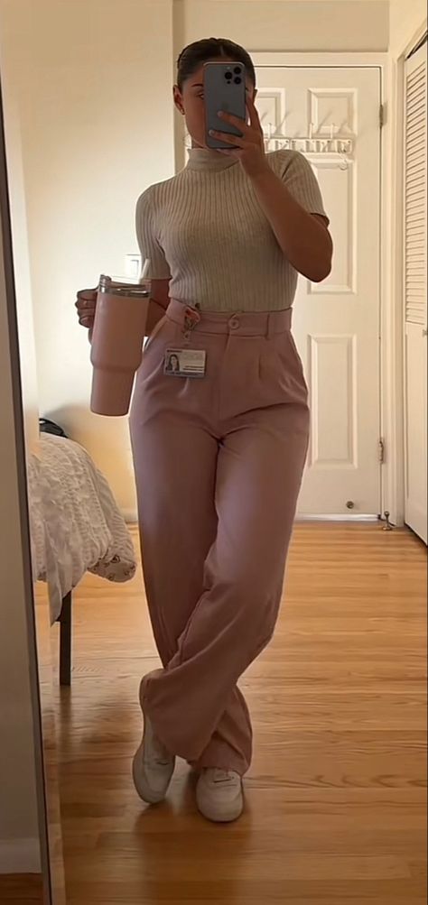 Casual Formal Work Outfits Women, Buisness Casual Womans Outfit, Modern Business Outfits For Women, Casual Outfits Neutral Colors, Clean Womens Outfits, Business Casual Outfits Receptionist, Marketing Intern Outfit, Intern Aesthetic Outfit, Clinic Clothes Work Outfits