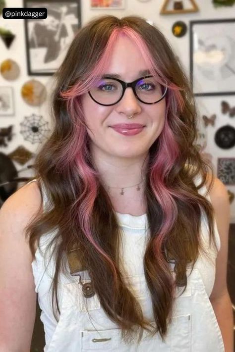 Brunette hair with pink curtain bangs, a trendy style for 2023. Brunette With Colored Money Piece, Curtain Bangs With Pink Highlights, Hair Highlight Color Ideas, Brunette Hair With Pink Money Piece, Moneypiece Hair Brunette Pink, Brunette With Pink Money Piece, Pink Color Blocking Hair, Moneypiece Curtain Bangs, Money Piece Colorful