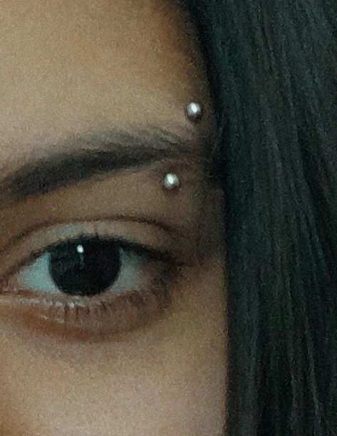 Piercing en la ceja Piercing On Eyebrow, To Gue Piercings, Percinings Face, Right Eyebrow Piercing, Eyebrow Piercings Aesthetic, Eye Brow Piercing Aesthetic, Eyebrow Percinings, Eyebrow Peicerings, Eyebrow Piercing Cute