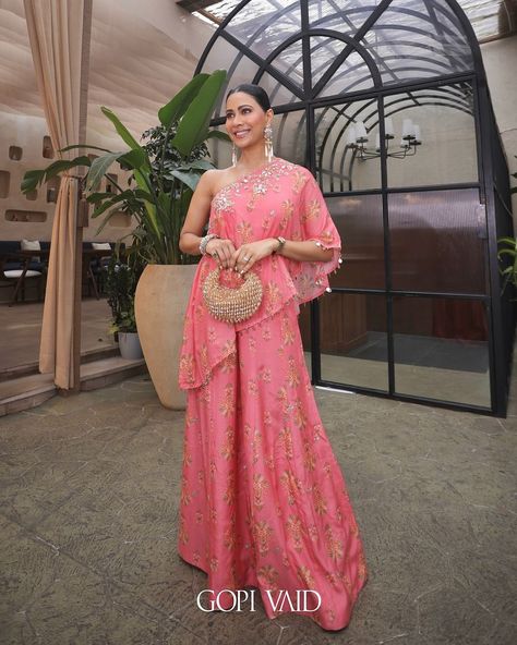 𝐒𝐰𝐚𝐭𝐢 𝐕𝐚𝐭𝐬𝐬𝐚 turns heads in this stunning pink ensemble, flaunting a one-shoulder top embellished with intricate gold embroidery and paired with matching flared pants. ✨ Designed by #𝐆𝐨𝐩𝐢𝐕𝐚𝐢𝐝, this outfit is the epitome of effortless luxury. Whether you’re dressing up for a festive occasion or simply making a statement, this ensemble is sure to leave a lasting impression. ✨ Discover this exquisite look now at Auraya Fashion. www.aurayafashion.com #aurayafashion #swativatssa #gopivaid #fest... Gopi Vaid, Pant Sets, Gold Embroidery, Indian Outfit, Flared Pants, Modern Vibe, One Shoulder Tops, Flare Pants, New Season