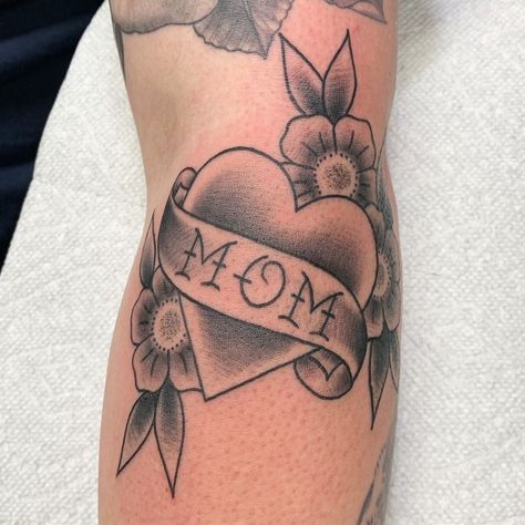 Traditional Mom Heart Tattoo, Heart Tattoo Black, Traditional Mom Tattoo, Flower Traditional Tattoo, Tattoo Sleeve Cover Up, Mom Heart Tattoo, Tattoos Traditional, Mom Tattoo, Flower Tattoo Shoulder