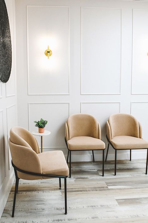 KW BEAUTY Spa Waiting Area Chairs, Beautiful Doctors Office, Natural Clinic Interior Design, Doctor Reception Area, Doctors Waiting Room Reception Areas, Interior Design Medical Office, Medical Spa Waiting Room, Medical Wellness Clinic, Doctor Waiting Room Design