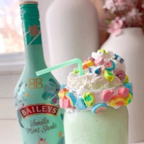 Amanda Albrecht Illinois Realtor + Content Creator on Instagram: "☘️Boozy Shamrock Shake☘️ McDonald’s has nothing on these! All you do is blend vanilla ice cream our favorite is @oberweisdairy add some milk and limited edition @baileysofficial Vanilla mint shake! Pour into a glass and rim with marshmallow fluff and @luckycharms Share with a fellow shamrock shake lover ☘️ . . . #stpatricksday #shamrock #shamrockshake #boozyshake #mintshake #stpatricksdaydecor #everyonesirishtoday #stpaddysday Boozy Shamrock Shake, Shamrock Shake Mcdonalds, Fun Kids Drinks, Realtor Content, St Patricks Food, Boozy Shakes, Shamrock Shakes, Shamrock Shake Recipe, Homemade Milkshake