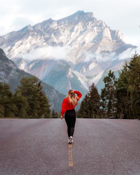 Hiking Instagram Pictures, Hiking Poses Photo Ideas, Hiking Photo Ideas, Hiking Photoshoot, Mountains Photoshoot, Hiking Picture Ideas, Mountain Photo Ideas, Hiking Poses, Mountain Photoshoot