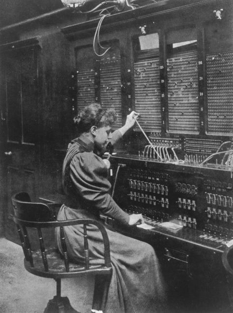 28 Amazing Vintage Photographs That Capture Telephone Switchboard Operators at Work from the Past Telephone Operator, Telephone Exchange, Victorian Photography, Alexander Graham Bell, Vintage Telephone, Vintage Pictures, The Good Old Days, Vintage Photographs, World History