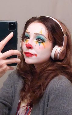 Clown Makeup Traditional, Pierrot Clown Aesthetic, Real Clown Makeup, Cute Clown Costume Ideas, Cute Circus Makeup, Clown Costumes Halloween, Cute Clown Costume Halloween, Halloween Face Paint Clown, Creepy Cute Clown Makeup