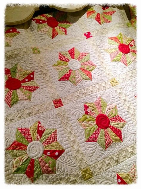 Shabby Bedding, Dresden Plate Patterns, Grandmother Quilt, Quilt Sampler, Boughs Of Holly, Dresden Plate Quilts, Tree Quilts, Dresden Quilt, Dresden Plate Quilt