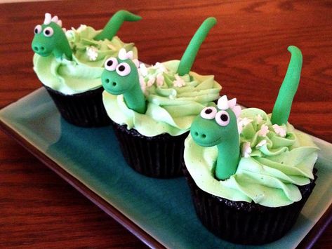 Dinosaur cupcakes by Random Acts of Sweetness, via Flickr Dinosaur Cupcakes, Dino Cake, Cupcakes For Boys, Dinosaur Birthday Cakes, Kid Cupcakes, Dinosaur Themed Birthday Party, Creative Cupcakes, Dinosaur Cake, Cupcake Designs