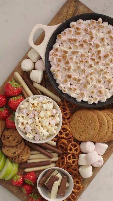 Firework Night Food, Fireworks Night Food, Easy Bonfire Snacks, Sleepover Dessert Ideas, Bonfire Night Ideas, S’more Ideas, S'mores Dip, Bonfire Night Party, Smores Platter