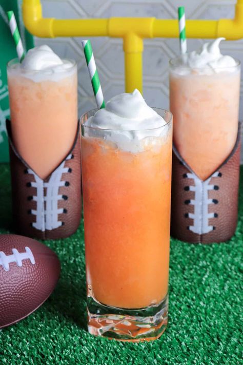 This creamsicle flavored cocktail is made with orange soda, cream and vodka! It's a delicious orange soda drink adults will love sipping on. Orange Creamsicle Cocktail, Orange Creamsicle Drink, Creamsicle Cocktail, Creamsicle Drink, Creamy Cocktails, Buccaneers Football, Soda Drink, Game Day Appetizers, Sweet Top