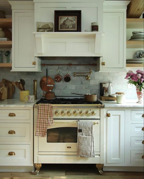 Vintage Style Oven, Cream Cottage Kitchen, Stove Wall Ideas Kitchen, Old Victorian Kitchen, Ovens And Stoves, Old Oven, Aga Oven, Victorian Remodel, La Kitchen