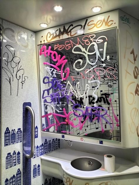 Graffiti On Mirror, Room Graffiti, Street Mirror, Pink Retro Wallpaper, Graffiti Bedroom, Pop Up Bar, Mirror Room, Graffiti Words, Garden Of Earthly Delights