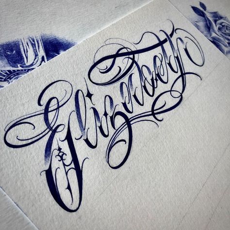 𝐄𝐃𝐔𝐀𝐑𝐃𝐎 𝐆𝐔𝐑𝐑𝐎𝐋𝐀 on Instagram: “🖌🖌🖌” Mexican Graffiti Letters, Small Design Tattoo, Script Lettering Tattoo, Cursive Tattoo Letters, Lettering Tattoo Design, Calligraphy Tattoo Fonts, Chest Tattoo Stencils, Floral Lettering, Tattoo Lettering Alphabet