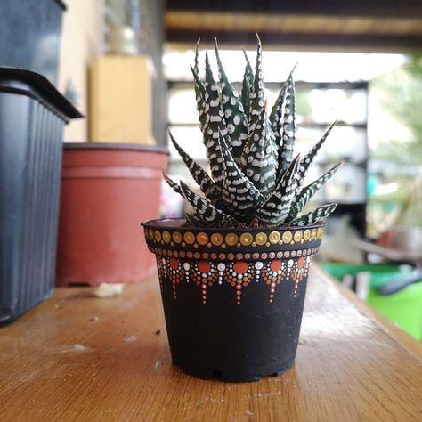 Mandala Dot Painting On Pots, Dot Art On Pots, Dot Painting On Pots, Pot Dot Painting, Small Pot Painting Ideas Creative, Small Pot Painting Ideas, Pot Painting Ideas Creative, Mandala Pot, Plant Pot Design