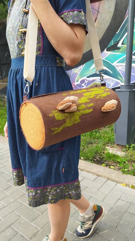 Log bag made of fleece and decorating with mushrooms and woll moss😍 Leaf Bag Pattern, Goblincore Bag, Frog Bag, Mushroom Bag, Felted Bag, Felt Bags, Artist Bag, Felt Fashion, Fair Outfits