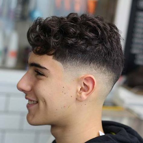 It can be difficult to pull off a curly undercut without some help. One minute your curls are tamed and the next second your hair has ballooned into a weird mushroom style. There is a way to keep your curls under control without having to use a ton of styling products, just go a little shorter and higher with the undercut or fade. Hairstyles For Teenage Guys, Boys Curly Haircuts, Undercut Curly Hair, Mens Hairstyles Curly, Men's Curly Hairstyles, Curly Hair Fade, Curly Undercut, Cortes De Cabello, Men Haircut Curly Hair