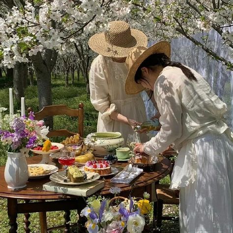 Enjoy the Life to fullest 🫶🤗🌍 #weiboupdate #quietinthewild #silence #slowliving #slowlife #folkscenary #explorenature #fairycoreaesthetic #fairycore #cottagecorestyle #cottagegarden #gardening #picnic #outdoorphotography #outdoors #aesthetic #breakfastwithaview #breakfast #naturecaptures #naturevibes #trending #instadaily Victorian Picnic, Brunch Vibes, Outdoors Aesthetic, Cottagecore Picnic, Japan Core, Miss Honey, Picnic Inspiration, Light Academia Aesthetic, Garden Picnic