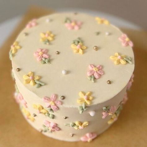 Forget me not. #cakesofinstagram #mississaugacakes #markhamcakes #cakedecorating #funfetticake #forgetmenot #flowercake #simplecake… | Instagram Lunch Box Cake, Chic Chic, Funfetti Cake, August 25, Box Cake, Easy Cake, Forget Me Not, Flower Cake, Cake Decorating