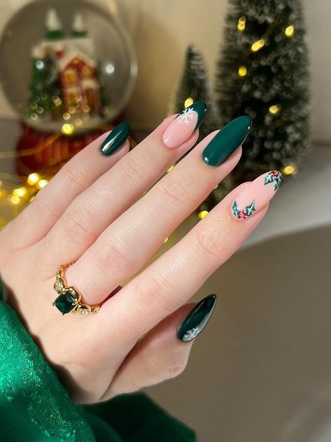 55 Pretty Winter Nails to Inspire You Jungle Theme Nails, Jungle Green Nails, Green Christmas Nails, Simple Christmas Nails, Disney Christmas Nails, Nail Art Noel, Kutek Disney, December Nails, Red Christmas Nails