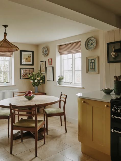 Cozy Old House Interior, Small Kitchen With Dining Area, Century Farmhouse, Country Dining, Pink Living Room, Cottage Kitchen, Dining Areas, English Cottage, House Garden