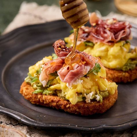 Introducing my Hashbrown Avocado Toast with Prosciutto—a delicious and satisfying breakfast or brunch option. This dish combines crispy hashbrowns, creamy avocado, prosciutto, arugula, and crumbled feta, all perfectly complemented by a drizzle of honey Avocado Prosciutto Toast, Avocado Toast With Honey, Hashbrown Avocado Toast, Egg Pizza Breakfast, Hash Brown Avocado Toast, Prosciutto Recipes, Breakfast Pizza Recipe, Crispy Hashbrowns, Hash Brown Frittata