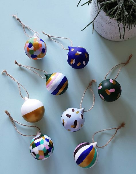 Diy Baubles Christmas, Christmas Decoration For Kids, Christmas Decorations House, Christmas Decoration House, Diy Baubles, Hunting For George, Ceramic Baubles, Christmas Tree Decoration Ideas, Family Bag