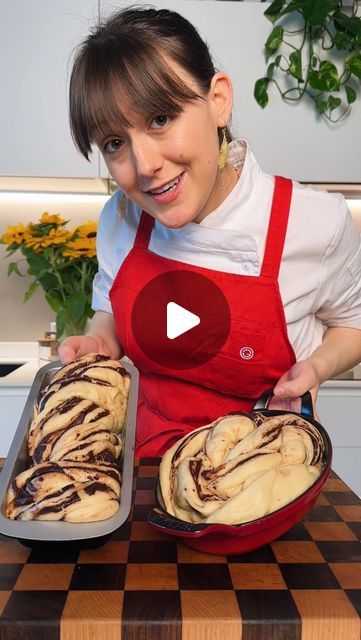 Aurora Cavallo on Instagram: "BABKA AL CIOCCOLATO 🍫  Uno dei miei dolci preferiti: estremamente cioccolatoso, dalla consistenza unica grazie all’inzuppo nello sciroppo e super filante. Per avere la struttura perfetta e un impasto pronto per assorbire lo sciroppo golosissimo ho usato la @farinapetra 6384 per dolci lievitati: l’impasto si lavora facilmente a mano, diventando una ricetta MUST da provare! 🤍  Vi lascio qui gli ingredienti (per 2 babka) 600g farina  175g latte 15g lievito di birra fresco 65g zucchero 3 uova 3g sale 170g burro morbido 1 cucchiaio miele Vaniglia  Per il ripieno: 180g cioccolato fondente 85g burro 100g zucchero a velo 40g cacao amaro Sale   Per lo sciroppo  200g acqua 200g zucchero 1 stecca di cannella  Una volta formato l’impasto, lasciarlo lievitare fino al rad Cooker Girl, May 17, Nutella, Brioche