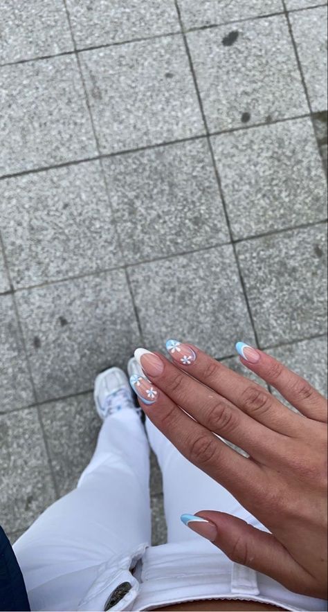 Summer Acrylic Nails With Flowers, Biab Nail Ideas Summer, Blue Tips With Flowers Nails, Pretty Floral Nails, Blue Flower Tip Nails, Blue Almond Nails With Flowers, Summer Nails Blue Flower, Short Summer Nails Flowers, Almond French Tip Nails Summer