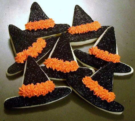 Halloween cookies - witch hat cookies #halloweencookies #witchhatcookies Muffins Halloween, Halloween Sugar Cookies Decorated, Witch Hat Cookies, Cookies Aesthetic, Postres Halloween, Halloween Cookie Recipes, Cookies Halloween, Halloween Cookies Decorated, Halloween Sugar Cookies